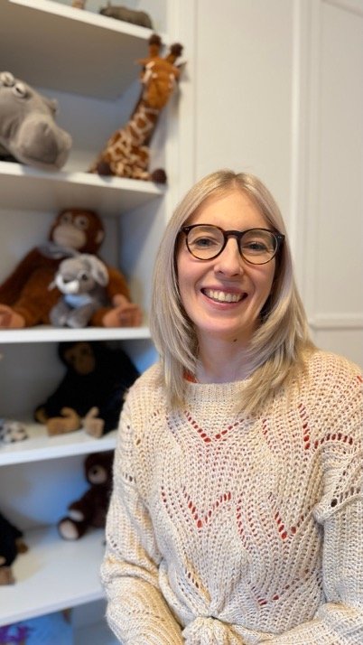 Melissa unterrichtet Englisch im Klassenzimmer