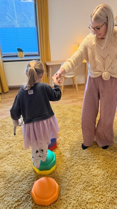 Melissa spielt ein Lernspiel mit einem Kind