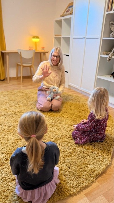 Melissa mit zwei Kindern in entspannter Atmosphäre