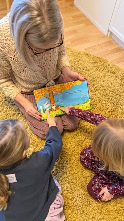 Melissa zeigt ein englisches Kinderbuch